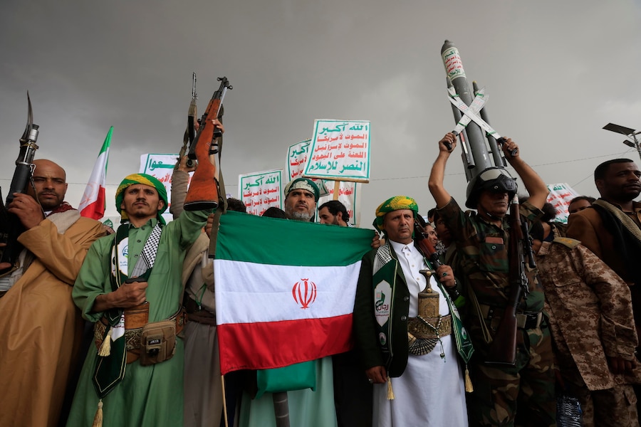I sostenitori degli Houthi brandiscono armi durante una manifestazione contro l’Arabia Saudita, a Sana’a, nello Yemen. Migliaia di sostenitori degli Houthi hanno manifestato a Sana'a per esprimere la loro opposizione a un intervento militare saudita nello Yemen, all'indomani della costituzione da parte dell'Arabia Saudita di un'alleanza multinazionale di difesa marittima volta a proteggere le rotte commerciali ed energetiche nel Mar Rosso, dove gli Houthi hanno imposto un blocco contro le navi mercantili e le petroliere saudite in transito nello stretto di Bab al-Mandeb. (EPA/Yahya Arhab)