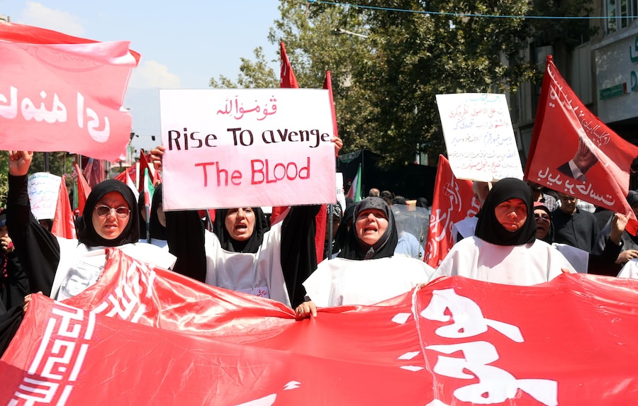 Gli iraniani partecipano alla cerimonia dell’Arbaeen per le strade della capitale Teheran, in Iran. La Giornata dell’Arbaeen segna la fine del quarantesimo giorno successivo alla festività sciita dell’Ashura, che commemora la morte dell’Imam Hussein nella battaglia di Karbala. (EPA/Abedin Taherkenareh)