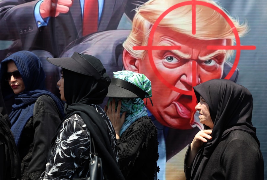 Alcuni iraniani camminano accanto a uno striscione contro Trump durante la cerimonia dell’Arbaeen nelle strade della capitale Teheran, in Iran. La Giornata dell’Arbaeen segna la fine del quarantesimo giorno successivo alla festività sciita dell’Ashura, che commemora la morte dell’Imam Hussein nella battaglia di Karbala. (EPA/Abedin Taherkenareh)