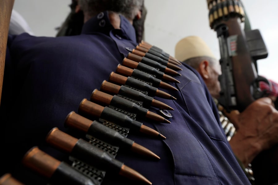 Un sostenitore degli Houthi indossa una cintura con proiettili per mitragliatrice durante una manifestazione contro l’Arabia Saudita, a Sana’a, nello Yemen. Migliaia di sostenitori degli Houthi hanno manifestato a Sana'a per esprimere la loro opposizione a un intervento militare saudita nello Yemen, all'indomani della costituzione da parte dell'Arabia Saudita di un'alleanza multinazionale di difesa marittima volta a proteggere le rotte commerciali ed energetiche nel Mar Rosso, dove gli Houthi hanno imposto un blocco contro le navi mercantili e le petroliere saudite in transito nello stretto di Bab al-Mandeb. (EPA/Yahya Arhab)