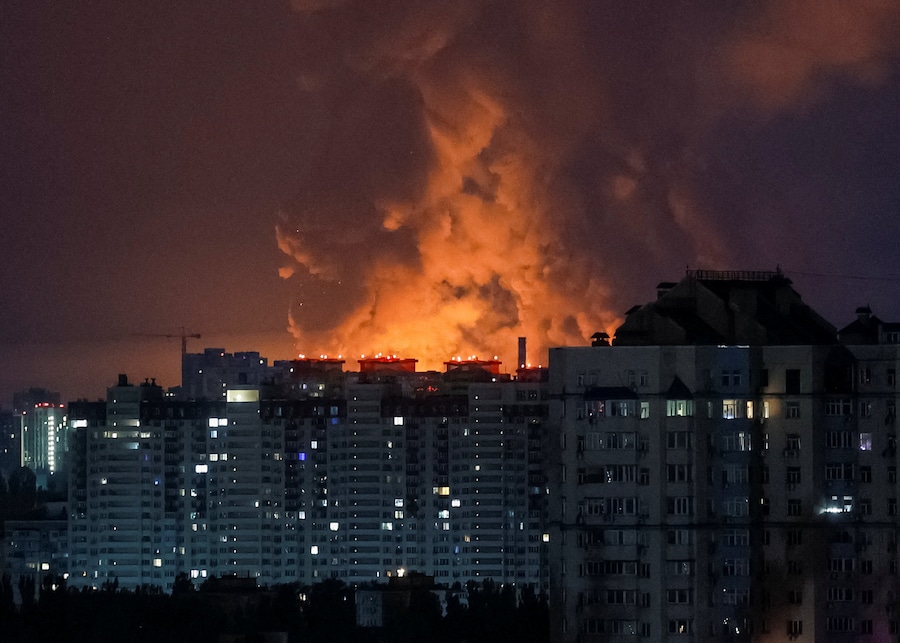 Il fumo si alza durante un attacco missilistico russo, a Kiev, Ucraina, il 5 agosto 2026. (REUTERS/Gleb Garanich)