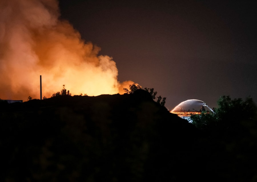 I vigili del fuoco intervengono sul luogo in cui sorge il magazzino di un supermercato colpito da un missile russo, a Kiev, Ucraina, il 5 agosto 2026. (REUTERS/Gleb Garanich)