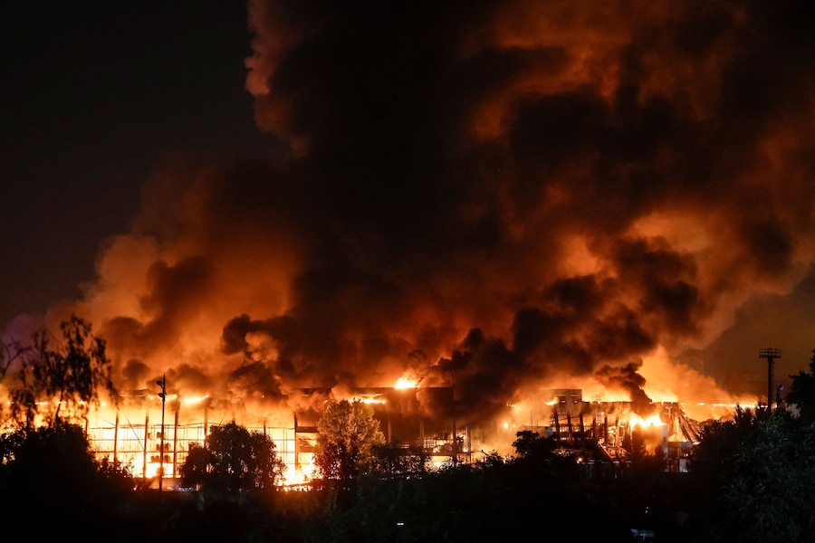 L'edificio che ospita il magazzino di un supermercato è in fiamme a seguito di un attacco missilistico russo, a Kiev, Ucraina, il 5 agosto 2026. (REUTERS/Gleb Garanich)