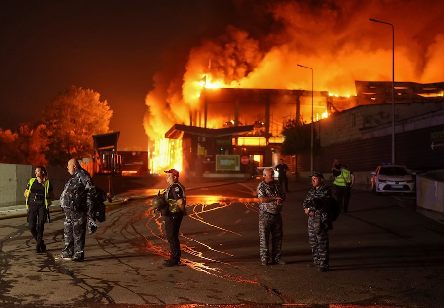 Agenti di polizia e guardie di sicurezza sul luogo in cui sorge il magazzino di un supermercato colpito da un missile russo, a Kiev, Ucraina, il 5 agosto 2026. (REUTERS/Gleb Garanich)