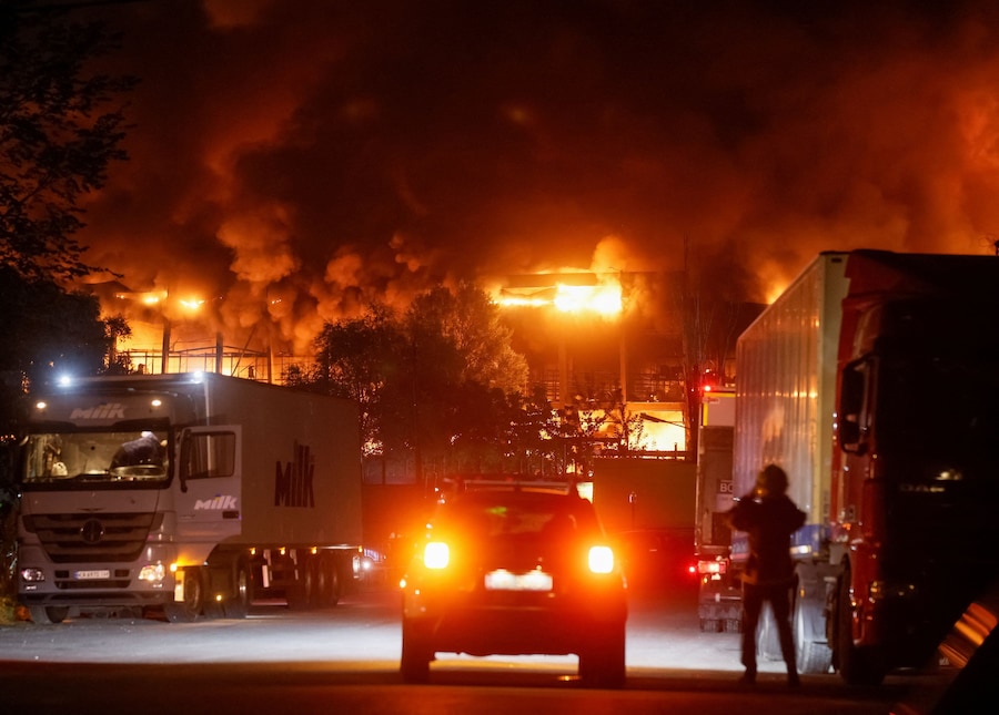 L'edificio che ospita il magazzino di un supermercato è in fiamme a seguito di un attacco missilistico russo, a Kiev, Ucraina, il 5 agosto 2026. (REUTERS/Gleb Garanich)