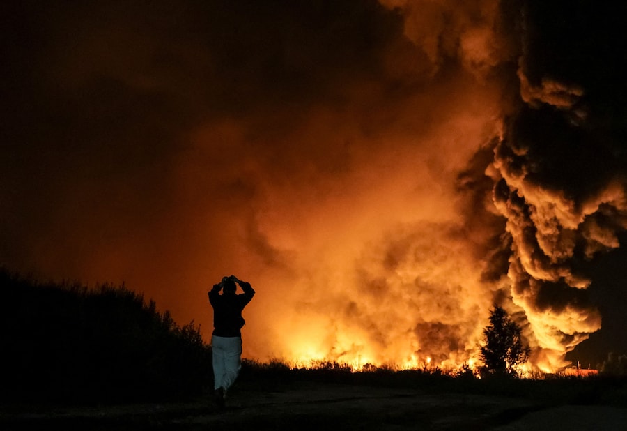 Un abitante osserva il luogo colpito da un missile russo, nella regione di Kiev, Ucraina, il 5 agosto 2026. (REUTERS/Anatolii Stepanov)