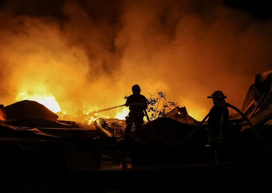 I vigili del fuoco intervengono sul luogo di un attacco missilistico russo, nella regione di Kiev, Ucraina, il 5 agosto 2026. (REUTERS/Anatolii Stepanov)