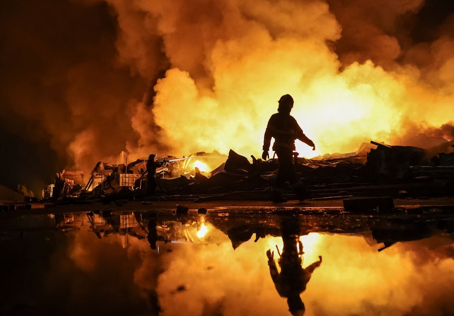 I vigili del fuoco intervengono sul luogo di un attacco missilistico russo, nella regione di Kiev, Ucraina, il 5 agosto 2026. (REUTERS/Anatolii Stepanov)