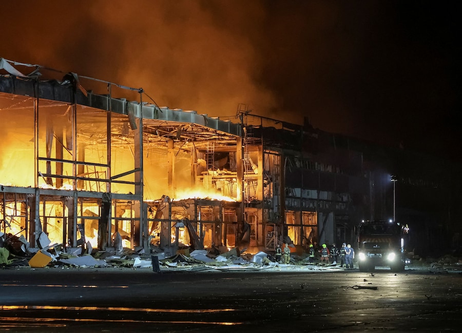 I vigili del fuoco intervengono sul luogo di un attacco missilistico russo, nella regione di Kiev, Ucraina, il 5 agosto 2026. (REUTERS/Anatolii Stepanov)