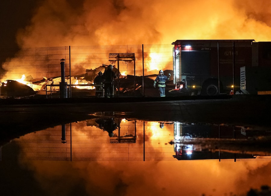 I vigili del fuoco intervengono sul luogo di un attacco missilistico russo, nella regione di Kiev, Ucraina, il 5 agosto 2026. (REUTERS/Anatolii Stepanov)