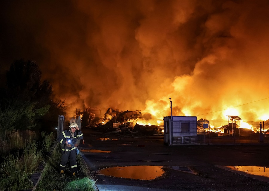 Un pompiere interviene sul luogo di un attacco missilistico russo, nella regione di Kiev, Ucraina, il 5 agosto 2026. (REUTERS/Anatolii Stepanov)