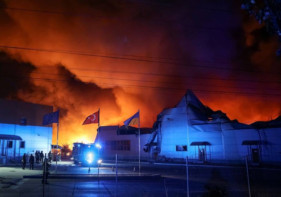 I vigili del fuoco intervengono sul luogo di un attacco missilistico russo, nella regione di Kiev, Ucraina, il 5 agosto 2026. (REUTERS/Anatolii Stepanov)
