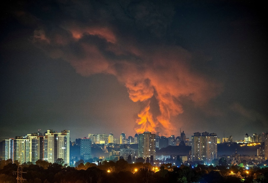 Il fumo si alza sulla città durante un attacco missilistico russo, a Kiev, Ucraina, il 5 agosto 2026. (REUTERS/Vladyslav Sodel)