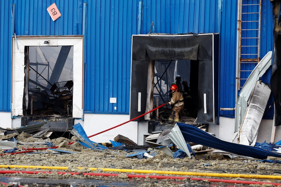 I vigili del fuoco intervengono presso un centro logistico del rivenditore online ucraino Rozetka, colpito durante una notte di attacchi missilistici e con droni da parte della Russia, nella regione di Kiev, Ucraina, il 5 agosto 2026. (REUTERS/Thomas Peter)
