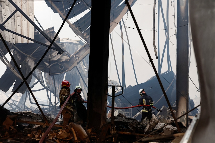 I vigili del fuoco intervengono presso un centro logistico del rivenditore online ucraino Rozetka, colpito durante una notte di attacchi missilistici e con droni da parte della Russia, nella regione di Kiev, Ucraina, il 5 agosto 2026. (REUTERS/Thomas Peter)