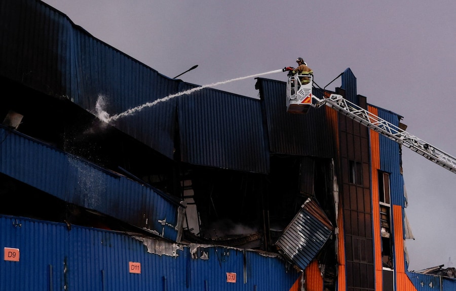 I vigili del fuoco intervengono presso un centro logistico del rivenditore online ucraino Rozetka, colpito durante una notte di attacchi missilistici e con droni da parte della Russia, nella regione di Kiev, Ucraina, il 5 agosto 2026. (REUTERS/Thomas Peter)