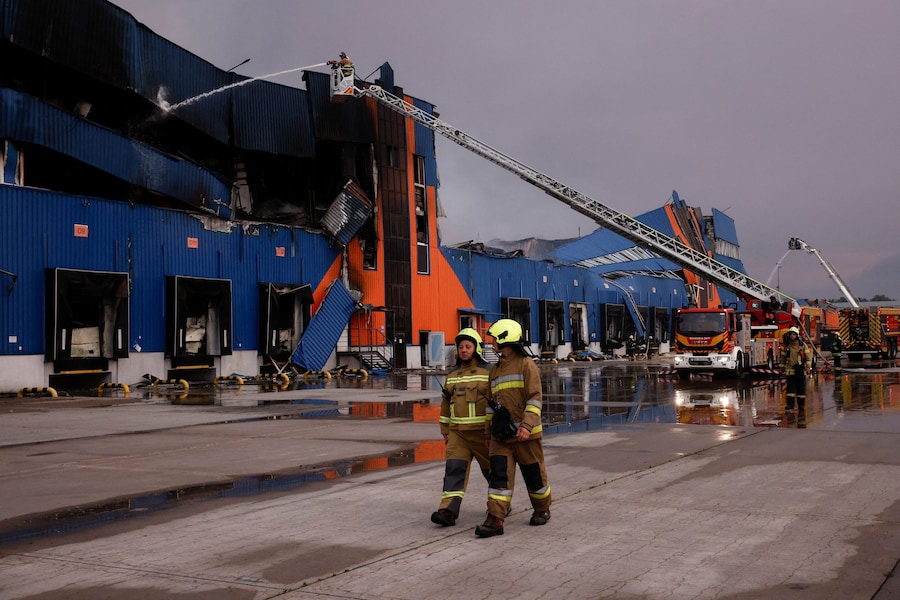I vigili del fuoco intervengono presso un centro logistico del rivenditore online ucraino Rozetka, colpito durante una notte di attacchi missilistici e con droni da parte della Russia, nella regione di Kiev, Ucraina, il 5 agosto 2026. (REUTERS/Thomas Peter)