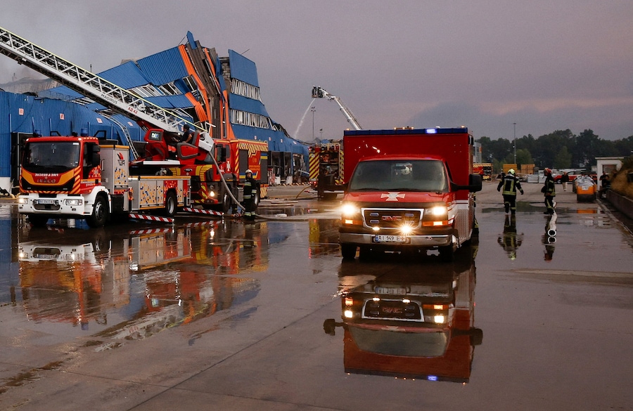 I vigili del fuoco intervengono presso un centro logistico del rivenditore online ucraino Rozetka, colpito durante una notte di attacchi missilistici e con droni da parte della Russia, nella regione di Kiev, Ucraina, il 5 agosto 2026. (REUTERS/Thomas Peter)