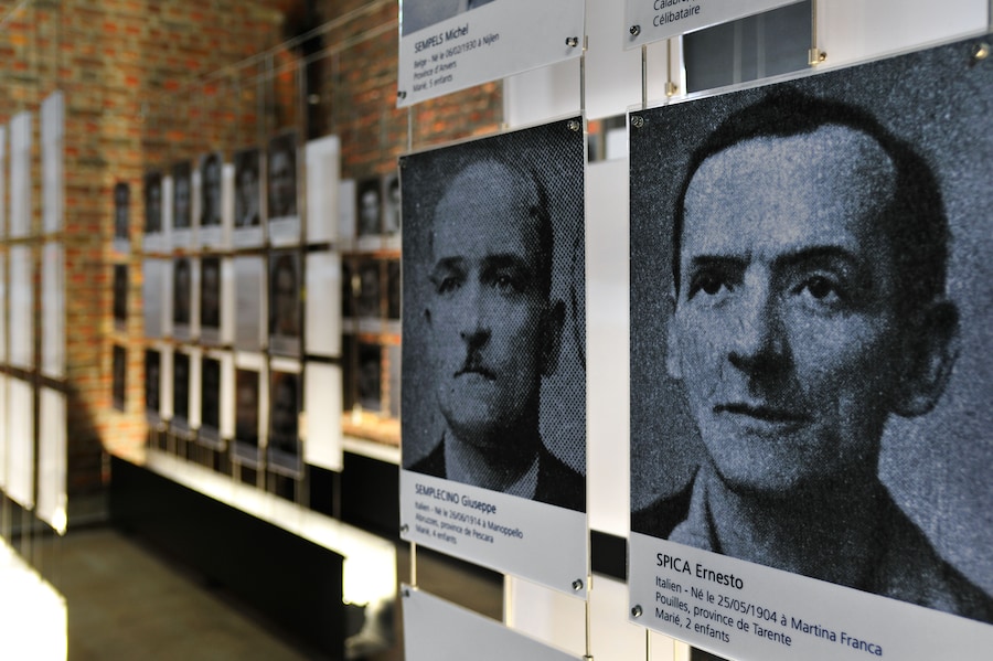 Foto delle 262 vittime del disastro minerario del 1956 nella miniera di carbone di Bois du Cazier, a Marcinelle, Charleroi, in Belgio (Alamy Stock Photo)