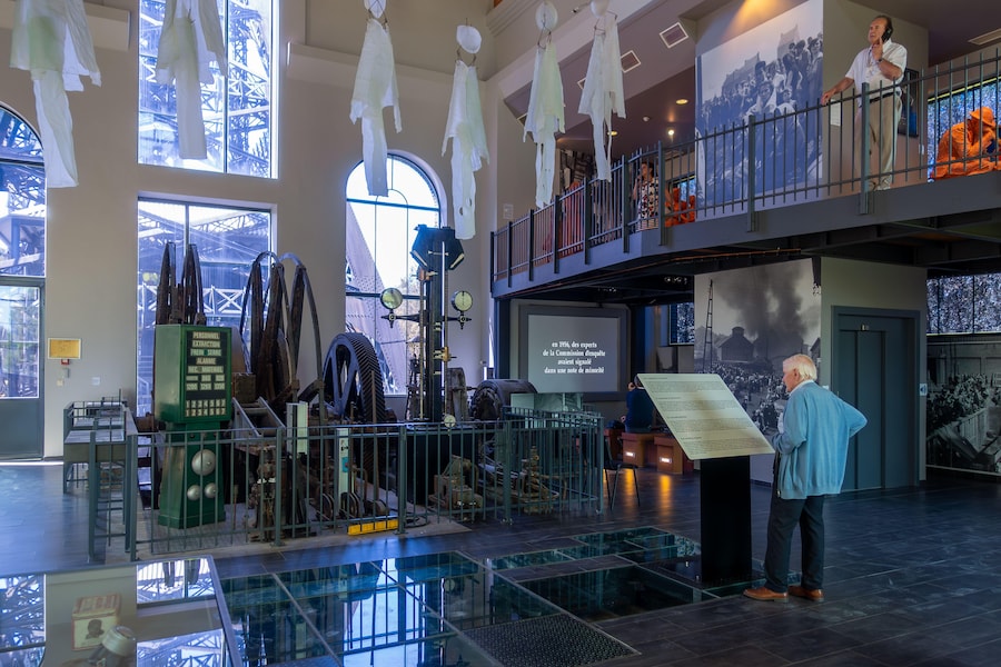 Visitatori che osservano il disastro minerario avvenuto l'8 agosto 1956 a Le Bois du Cazier nel museo della miniera di carbone di Marcinelle, vicino a Charleroi, nell'Hainaut, in Belgio (Alamy Stock Photo)