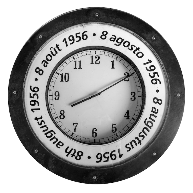 Orologio che indica la data e l'ora in cui si verificò il disastro minerario di Le Bois du Cazier, l'8 agosto 1956 a Marcinelle, nei pressi di Charleroi, nell'Hainaut, in Belgio (Alamy Stock Photo)