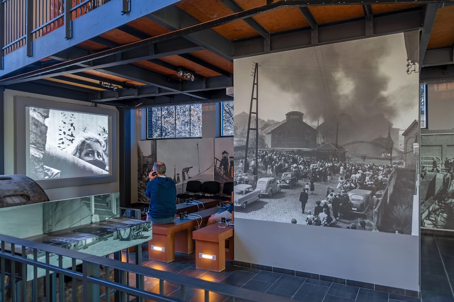Visitatori che osservano il disastro minerario avvenuto l'8 agosto 1956 a Le Bois du Cazier nel museo della miniera di carbone di Marcinelle, vicino a Charleroi, nell'Hainaut, in Belgio (Alamy Stock Photo)