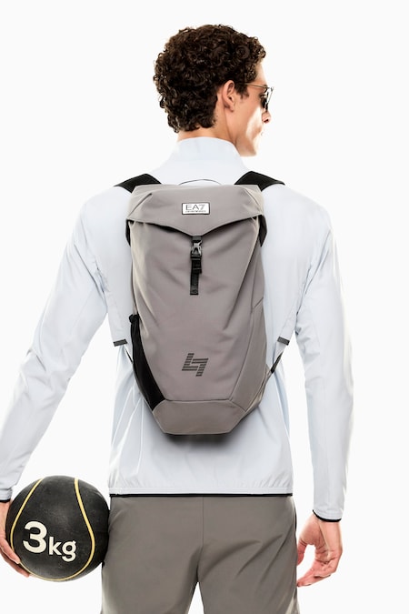 EA7. Giacca e pantaloni da allenamento con tecno-logia Vigor7 tessuto morbido e delicato che assicura un elevato livello di comfort