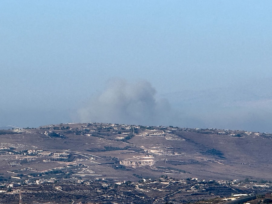 Il fumo si alza sopra il Libano meridionale, visto dal lato israeliano del confine tra Israele e Libano, nel nord di Israele. (REUTERS)