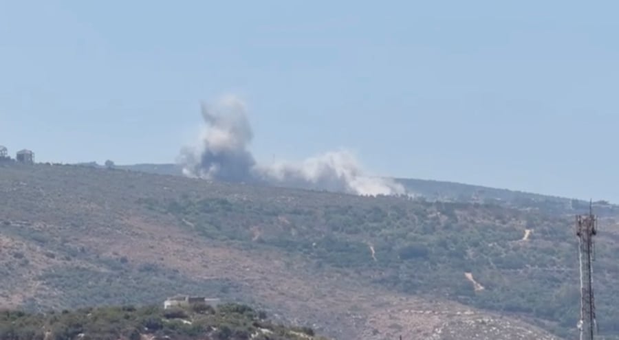 Il fumo si alza da una collina in seguito ai raid aerei israeliani, dopo che l’esercito israeliano ha emesso un avviso di evacuazione per il villaggio di Mansouri, in Libano. (via REUTERS)