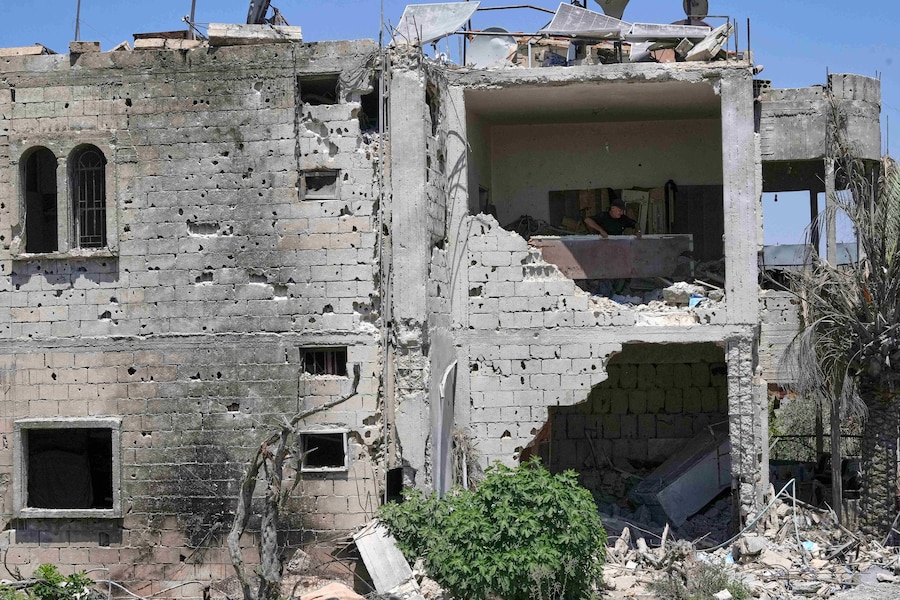 Un uomo libanese rimuove le macerie dalla sua casa distrutta nel villaggio di Zawtar al-Gharbieh, nel sud del Libano. (APN)