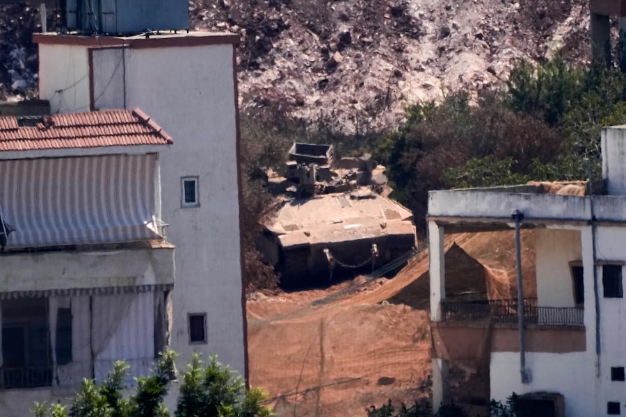 Dal villaggio di Zawtar al-Gharbieh, nel Libano, si vede un carro armato israeliano di stanza tra le abitazioni del villaggio di Zawtar al-Sharqiyah, occupato dalle forze israeliane. (APN)