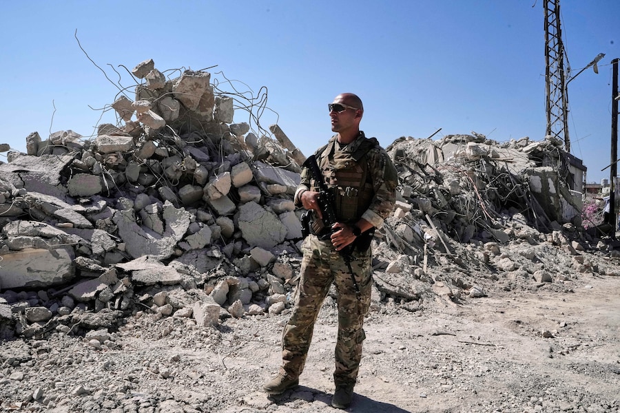 Un soldato libanese davanti a una casa distrutta nel villaggio di Zawtar al-Gharbieh, nel sud del Libano. (APN)