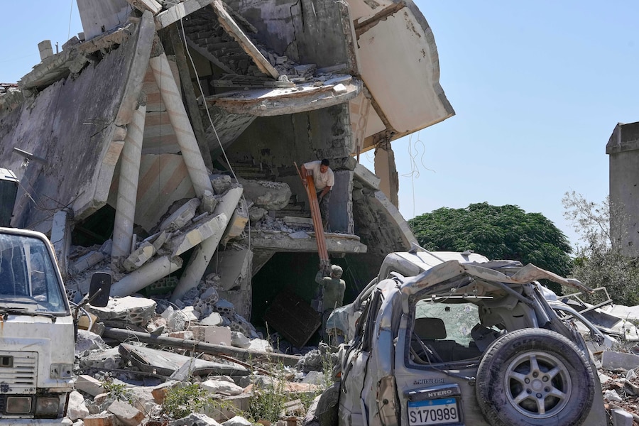 Mercoledì 5 agosto 2026, alcuni uomini libanesi rimuovono le macerie dalla loro casa distrutta nel villaggio di Zawtar al-Gharbieh, nel sud del Libano. (APN)