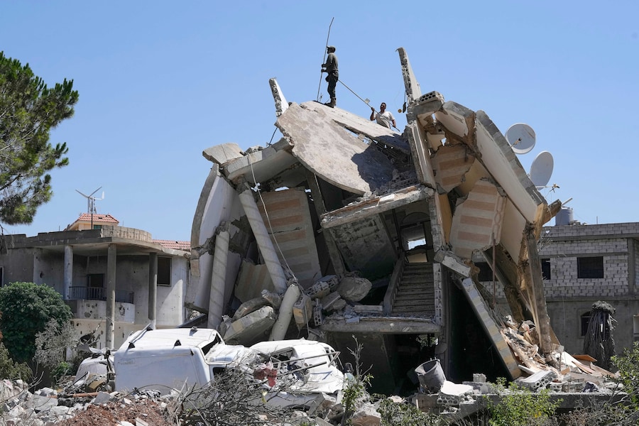 Alcuni uomini libanesi si trovano sul tetto della loro casa distrutta nel villaggio di Zawtar al-Gharbieh, nel sud del Libano. (APN)