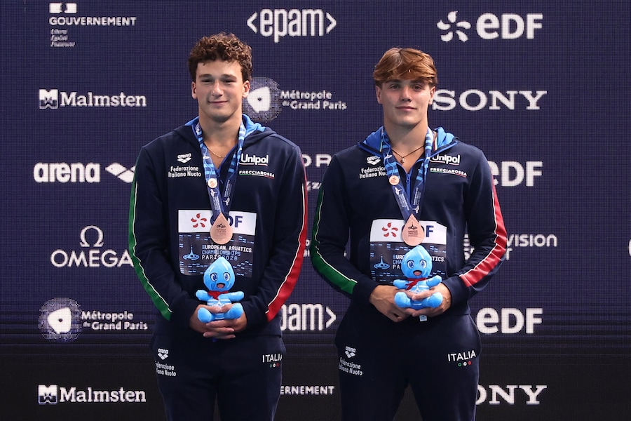 Medaglia di bronzo agli italiani Matteo Santoro e Stefano Belotti (da sinistra a destra) posano sul podio dopo la finale del trampolino sincronizzato da 3 metri maschile nel programma di tuffi ai Campionati europei di nuoto a Parigi, in Francia, il 3 agosto 2026. (EPA/Teresa Suarez)