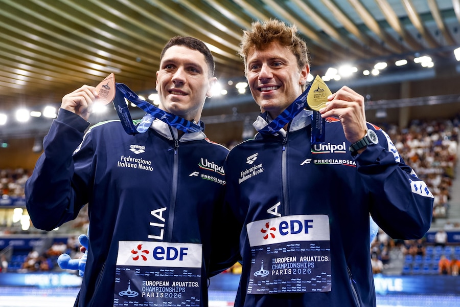 Il vincitore, l'italiano Nicolo Martinenghi (a destra), e il medaglia di bronzo, l'italiano Simone Cerasuolo (a sinistra), posano con le loro medaglie al termine della gara dei 100 m rana maschili ai Campionati europei di nuoto a Parigi, in Francia, l'11 agosto 2026. (EPA/Mohammed Badra)