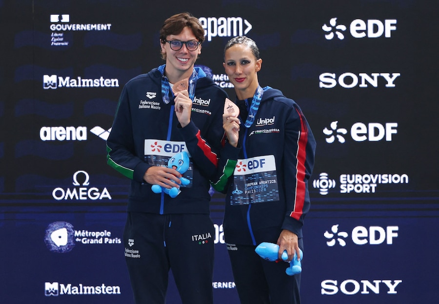 Nuoto artistico - Campionati europei di nuoto - Nuoto artistico - Centro acquatico di Parigi, Parigi, Francia - 1 agosto 2026 - Medaglia di bronzo agli italiani Filippo Pelati e Lucrezia Ruggiero che festeggiano sul podio dopo la finale del duetto misto libero (REUTERS/Gonzalo Fuentes)