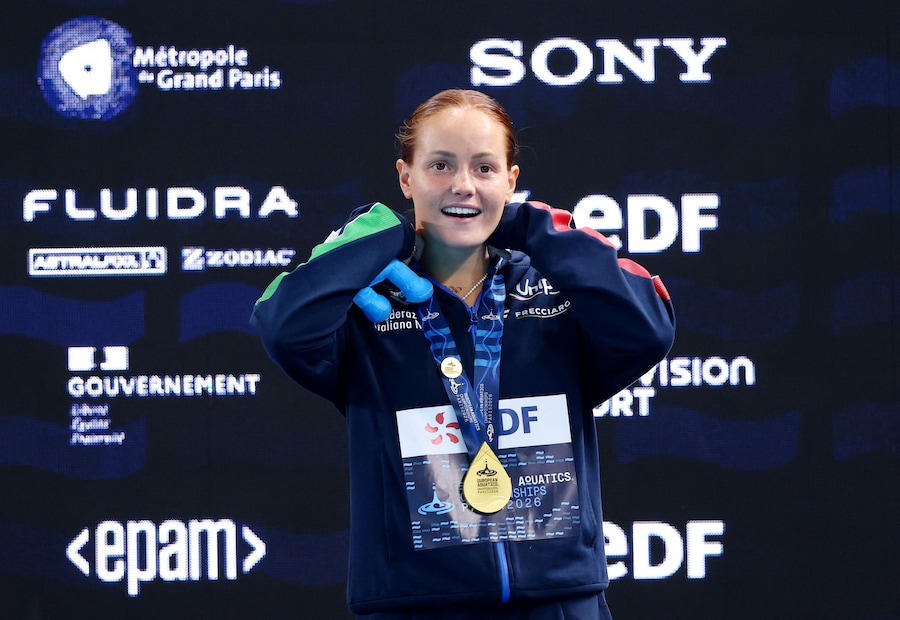 Tuffi - Campionati europei di nuoto - Centro acquatico di Parigi, Parigi, Francia - 2 agosto 2026: l'italiana Chiara Pellacani, medaglia d'oro, festeggia sul podio dopo aver vinto la finale del trampolino da 1 m femminile (REUTERS/Gonzalo Fuentes)