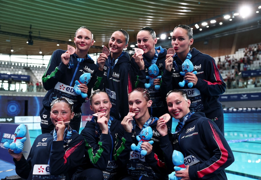 Nuoto artistico - Campionati europei di nuoto - Centro acquatico di Parigi, Parigi, Francia - 3 agosto 2026: la squadra italiana, medaglia di bronzo, festeggia dopo essersi classificata al terzo posto nella finale del programma libero a squadre (REUTERS/Gonzalo Fuentes)