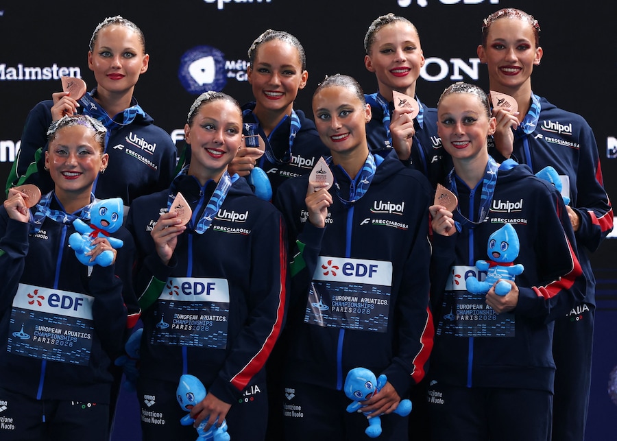 Nuoto artistico - Campionati europei di nuoto - Centro acquatico di Parigi, Parigi, Francia - 3 agosto 2026: la squadra italiana, medaglia di bronzo, festeggia dopo essersi classificata al terzo posto nella finale del programma tecnico a squadre (REUTERS/Gonzalo Fuentes)