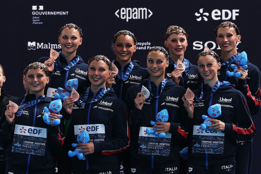 Nuoto artistico - Campionati europei di nuoto - Centro acquatico di Parigi, Parigi, Francia - 4 agosto 2026 Le medaglie di bronzo italiane Beatrice Andina, Valentina Bisi, Beatrice Esegio, Marta Iacoacci, Alessia Macchi, Sofia Mastroianni, Susanna Pedotti e Giulia Vernice posano sul podio dopo la finale acrobatico a squadre (REUTERS/Gonzalo Fuentes)