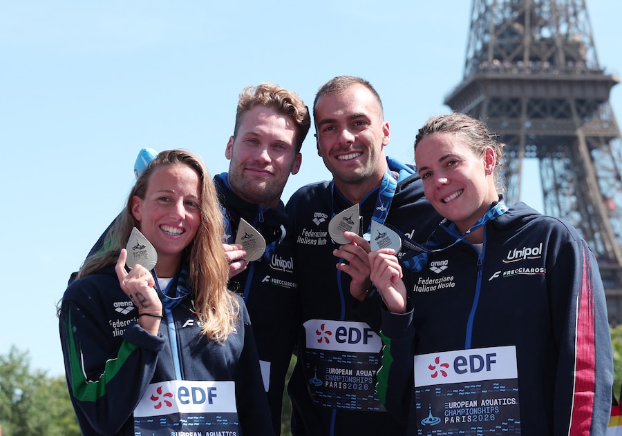 Nuoto in acque libere - Campionati europei di nuoto - Pont de Bir-Hakeim, Parigi, Francia - 8 agosto 2026 - Le medaglie d'argento italiane: Barbara Pozzobon, Ginevra Taddeucci, Marcello Guidi e Gregorio Paltrinieri festeggiano sul podio dopo la staffetta mista 4 x 1500 m, con la Torre Eiffel sullo sfondo. (REUTERS/Gonzalo Fuentes)