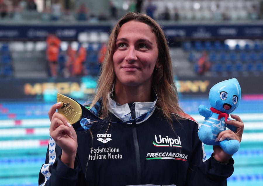 Nuoto - Campionati europei di nuoto - Centro acquatico di Parigi, Parigi, Francia - 14 agosto 2026 L'italiana Simona Quadarella, medaglia d'oro, festeggia sul podio dopo aver vinto i 1500 m stile libero femminili. (REUTERS/Gonzalo Fuentes)
