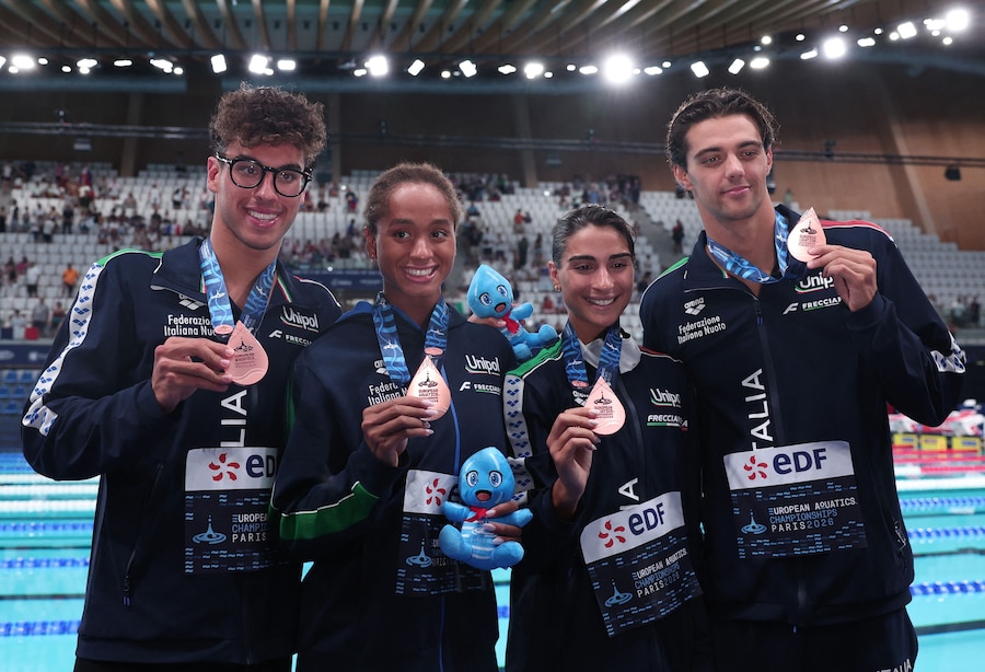 Nuoto - Campionati europei di nuoto - Centro acquatico di Parigi, Parigi, Francia - 14 agosto 2026 - Le medaglie di bronzo italiani Carlos D'Ambrosio, Thomas Ceccon, Sara Curtis ed Emma Virginia Menicucci festeggiano dopo essersi classificati terzi nella staffetta mista 4 x 100 m stile libero. (REUTERS/Gonzalo Fuentes)