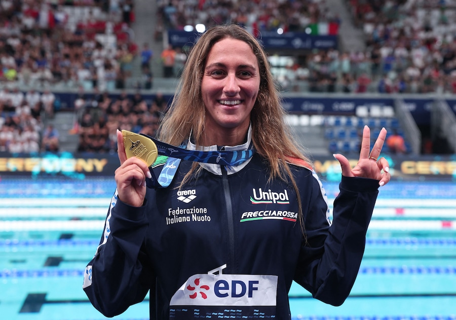 Nuoto - Campionati europei di nuoto - Centro acquatico di Parigi, Parigi, Francia - 16 agosto 2026 L'italiana Simona Quadarella, medaglia d'oro, festeggia durante la cerimonia di premiazione dei 400 m stile libero femminili. (REUTERS/Gonzalo Fuentes)