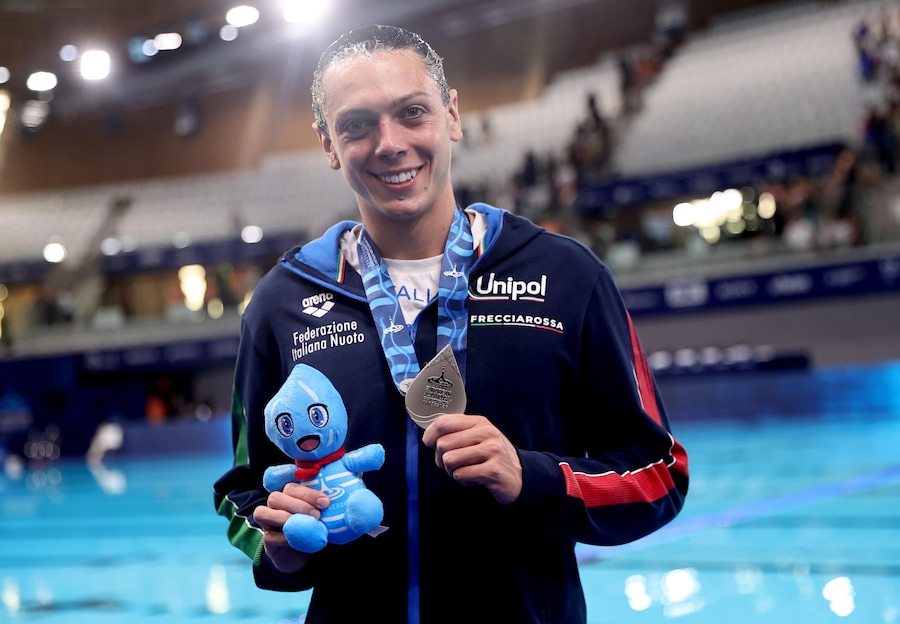 Mdaglia d'argento all’italiano Filippo Pelati che posa con la sua medaglia dopo la cerimonia di premiazione della finale tecnica individuale maschile di nuoto artistico ai Campionati europei di nuoto a Parigi, in Francia, il 31 luglio 2026. (EPA/Teresa Suarez)