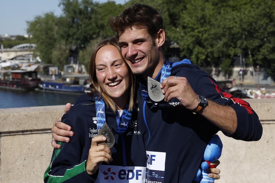 Le medaglie d'argento Elisa Cosetti (a sinistra) e Andrea Barnaba (a destra), posano dopo le cerimonie di premiazione dei tuffi dall’alto, 20 m femminili e maschili, ai Campionati europei di nuoto a Parigi, in Francia, 8 agosto 2026. (EPA/Mohammed Badra)