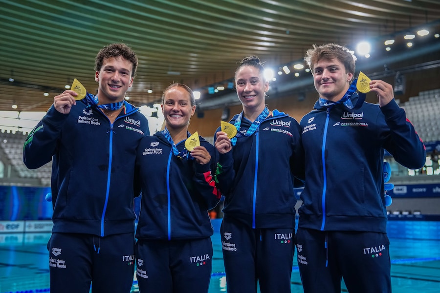 I medagliati d'oro italiani Chiara Pellacani, Matteo Santoro, Sarah Jodoin di Maria e Raffaele Pelligra posano con le loro medaglie dopo aver vinto la finale della gara a squadre mista ai Campionati europei di nuoto a Saint-Denis, vicino a Parigi, lunedì 31 luglio 2026. (AP Photo/Aurelien Morissard/Associate Press/ LaPresse/APS)