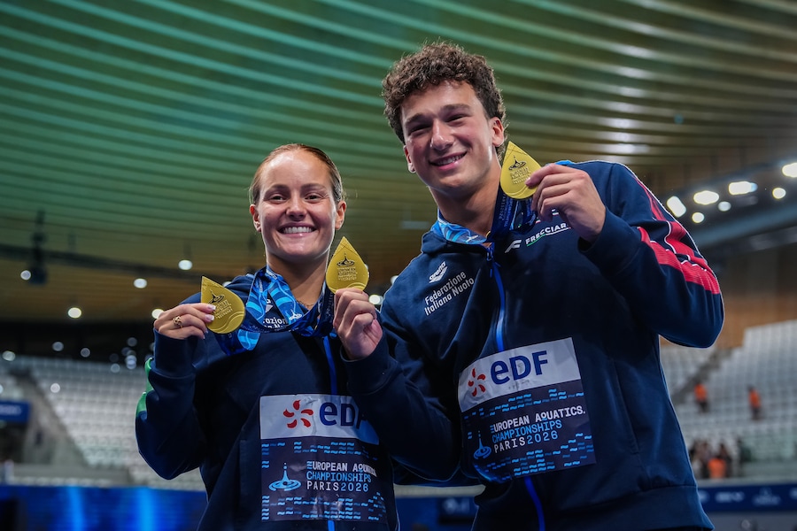 Gli italiani Matteo Santoro e Chiara Pellacani, vincitori della medaglia d'oro, posano dopo aver vinto la finale del trampolino misto sincronizzato da 3 metri ai Campionati europei di nuoto a Saint-Denis, vicino a Parigi, domenica 2 agosto 2026. (AP Photo/Aurelien Morissard/Associate Press/ LaPresse/APS)