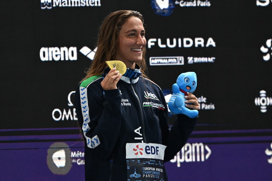 L'italiana Simona Quadarella esulta dopo aver vinto la finale degli 800 metri stile libero durante i Campionati europei di nuoto a Saint-Denis, vicino a Parigi, in Francia, martedì 11 agosto 2026. (AP Photo/Emma Da Silva/APS)
